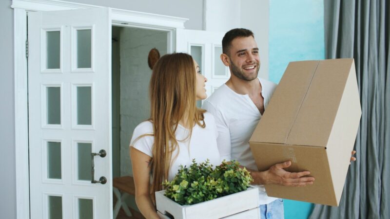 Schön wohnen mit kleinem Budget – wie viel kostet die erste Einrichtung wirklich?